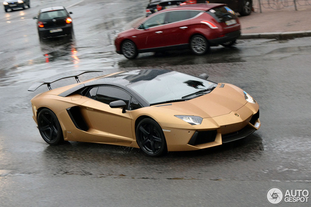 Lamborghini met Oakley Design pakket in regenachtig Kiev